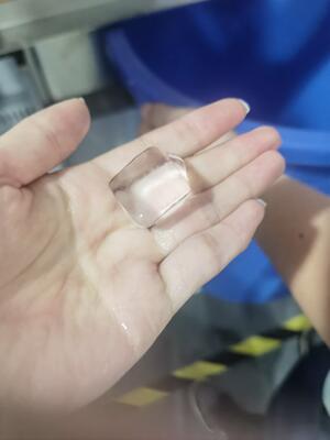 Haloo vending machine supplier screen type large capacity durable ice making vending machine with retractable roof